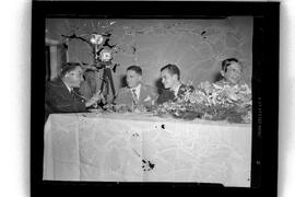Fotografia "Banquete em 'Última Hora'" ([Local n/d] , [Data n/d]) [negativo]. / Fotógrafo(a): Equipe.  -- ITEM-0010.