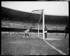 Fotografia "Esporte - Futebol - América x Bangú" ([Local n/d] , [Data n/d]) [negativo]. / Fotógrafo(a): Equipe.  -- ITEM-0010.