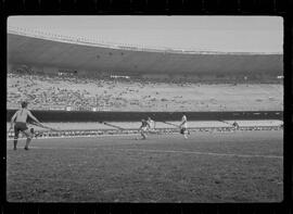 Fotografia "FLUMINENSE X BONSUCESSO; 'CAPEONATO [CAMPEONATO] CARIOCA DE FUTEBOL PROFISSIONAIS' Jogo no Maracanã - Fluminense x Bonsucesso (3x0), sendo que este jogo foi anulado devido a irregularidade havida), Reportagem de Esporte" ([Local n/d] , 1963) [negativo]. / Fotógrafo(a): Demócrito; Ribeiro.  -- ITEM-0052.