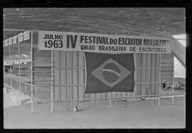 Fotografia "FESTIVAL BRASILEIRO DE ESCRITORES' FESTIVAL DE ESCRITTORES [ESCRITORES] (Preparativos) Com a presença do escritor Viriato Corrêa)" ([Local n/d] , 1963) [negativo]. / Fotógrafo(a): Pedro; Venê.  -- ITEM-0025.