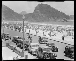 Fotografia "Praias - Rio de Janeiro (praia do Leme), Reportagem Geral" ([Local n/d] , [Data n/d]) [negativo]. / Fotógrafo(a): Jean Manzon.  -- ITEM-0004.