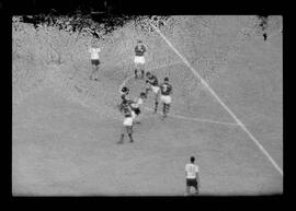 Fotografia "CAPEONATO [CAMPEONATO] CARIOCA DE 1963' (PROFISSIONAIS) (1º Turno) Jogo Famengo [Flamengo] x Campo Grande (5 x 0); Jogo Flamengo e Campo Grande, Reportagem de Esporte" ([Local n/d] , 1963) [negativo]. / Fotógrafo(a): Ribeiro; Demócrito.  -- ITEM-0069.