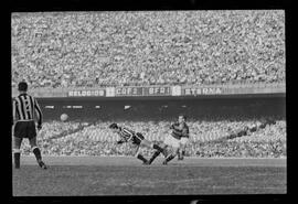 Fotografia "FUTEBOL = 'CAMPEONATO CARIOCA DE PROFISSIONAIS' Jogo Flamengo x Botafogo (3 x 1), America x Portuguesa (2 x 1), Madureira x Bangu (1 x 2), C. Grande x S. Cristovão (1 x 0) e C. Rio x Olaria (1 x 7), Reportagem de Esporte" ([Local n/d] , 1963) [negativo]. / Fotógrafo(a): Equipe.  -- ITEM-0286.