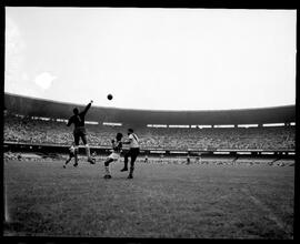 Fotografia "Esporte - Botafogo x Vasco" ([Local n/d] , [Data n/d]) [negativo]. / Fotógrafo(a): [Autoria n/d].  -- ITEM-0001.