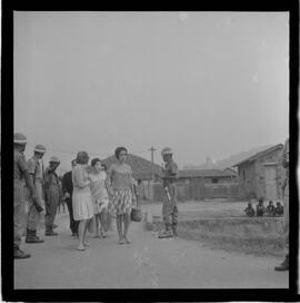 Fotografia "Blitz' na Favela do Esqueleto c/ Broxado; 'BATIDAS POLICIAIS' 'Blitz', na Favela do Esqueleto contra os moradores, Reportagem de Broxada" ([Local n/d] , 1963) [negativo]. / Fotógrafo(a): Ferreira.  -- ITEM-0013.