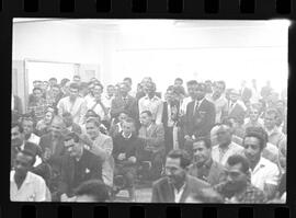 Fotografia "Sindicato dos Ferroviários' Leopoldina - Reunião no Sindicato dos Ferroviários - Volta ao trabalho" ([Local n/d] , 1963) [negativo]. / Fotógrafo(a): Ribeiro.  -- ITEM-0008.