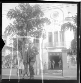 Fotografia "Caso Hélio Fernandes - visitas dos advogados de seus advogados Prado Kelli e Prudente de Morais Neto e sua esposa Sra. Rosinha Fernandes e seu irmão Millor Fernandes, no Quartel da PM), Reportagem de Nelson Silva" ([Local n/d] , 1963) [negativo]. / Fotógrafo(a): Alvaro.  -- ITEM-0003.