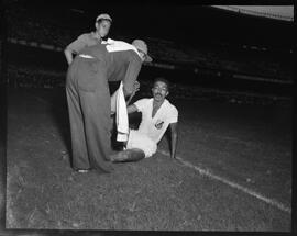 Fotografia "Futebol - jogo Vasco x Santos" ([Local n/d] , [Data n/d]) [negativo]. / Fotógrafo(a): [Autoria n/d].  -- ITEM-0001.