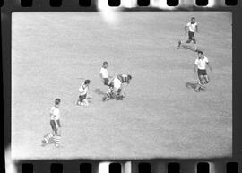 Fotografia "CAPEONATO [CAMPEONATO] CARIOCA DE 1963' (PROFISSIONAIS) (1º Turno) Jogo Famengo [Flamengo] x Campo Grande (5 x 0); Jogo Flamengo e Campo Grande, Reportagem de Esporte" ([Local n/d] , 1963) [negativo]. / Fotógrafo(a): Ribeiro; Demócrito.  -- ITEM-0043.