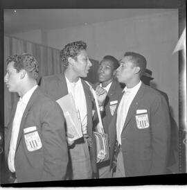 Fotografia "Galeão chegada do clube Alianza de Lima; 'FUTEBOL = EQUIPE DO ALIANZA DE LIMA' Chegada no Galeão de 'Alianza de Lima', Reportagem de Esporte" ([Local n/d] , 1963) [negativo]. / Fotógrafo(a): Demócrito.  -- ITEM-0013.