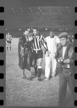 Fotografia "Futebol; 'FUTEBOL = LIBERTADORES DAS AMÉRICAS' Botafogo x Alianza de Lima (2 x 1) (Fases do jogo realizado no Maracanã)" ([Local n/d] , 1963) [negativo]. / Fotógrafo(a): Demócrito.  -- ITEM-0054.