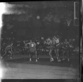 Fotografia "CAMP. BRAS. BASQUETE; 'BASQUETE = CAMPEONATO BRASILEIRO RALIZADO [REALIZADO] EM BRASÍLIA. BRASÍLIA - Campeonato Brasileiro de Basquete (Fases de jogos)" ([Local n/d] , 1963) [negativo]. / Fotógrafo(a): Neville.  -- ITEM-0016.