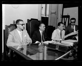 Fotografia "Sr. L. F. Bocayúva Cunha, depondo na 9o. vara, frente aos juízes Castelo Branco e Everaldo Moreira Lima" ([Local n/d] , [Data n/d]) [negativo]. / Fotógrafo(a): [Autoria n/d].  -- ITEM-0005.