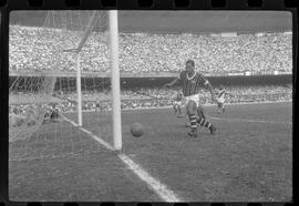 Fotografia "Jogos Campeonato Carioca; 'CAMPEONATO CARIOCA DE 1963' de PROFISSIONAIS (1º Turno) Jogos Vasco x Fluminense (3 x 1) Botafogo x Canto do Rio (3 x 0) America x Madureira (5 x 2) e Olaria x Portuguesa, Reportagem de Esporte" ([Local n/d] , 1963) [negativo]. / Fotógrafo(a): Equipe.  -- ITEM-0142.