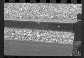 Fotografia "Jogos Campeonato Carioca; 'CAMPEONATO CARIOCA DE 1963' de PROFISSIONAIS (1º Turno) Jogos Vasco x Fluminense (3 x 1) Botafogo x Canto do Rio (3 x 0) America x Madureira (5 x 2) e Olaria x Portuguesa, Reportagem de Esporte" ([Local n/d] , 1963) [negativo]. / Fotógrafo(a): Equipe.  -- ITEM-0021.