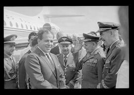 Fotografia "Jango em Recife; Jango Goulart em Recife. sendo recebido pelo Governador Miguel Arraes no Aeroporto do Estado.)" ([Local n/d] , 1963) [negativo]. / Fotógrafo(a): Sucursal.  -- ITEM-0005.