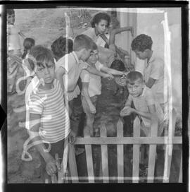 Fotografia "Rept. s/ Tifo e Difeteria c/ Wilson C.; 'CONJUNTO PROLETÁRIO DE DEL CASTILHO DO IAPI' Reportagem s/ 'Tifo' (Vacinação contra o tifo, aos moradores do Conjunto Proletário de Del Castilho do IAPI), Reportagem de Wilson Corrêa" ([Local n/d] , 1963) [negativo]. / Fotógrafo(a): Méra.  -- ITEM-0016.