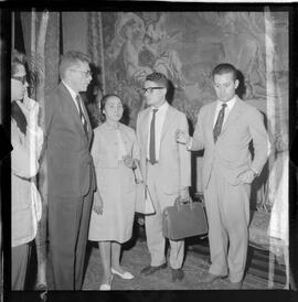 Fotografia "Ministro Evandro Lins com presos Venezuelanos com a Sra. Eunice Torres Calazans, esposa do Sr. José Rodrigues Melo, brasileiro preso na Venezuela, Reportagem de Oscar" ([Local n/d] , 1963) [negativo]. / Fotógrafo(a): Adnré.  -- ITEM-0003.