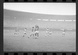 Fotografia "CAMPEONATO CARIOCA DE PROFISSIONAIS DE 1963 (1º TURNO) Jogos - Campeonato Carioca. Flamengo x Madureira (5 x 0) - Vasco x América (2 x 0) e Fluminense x Portuguesa (1 x 1). e Peter Kedzierski, homem voador dos EUA, (Vôo)" ([Local n/d] , 1963) [negativo]. / Fotógrafo(a): Equipe.  -- ITEM-0046.