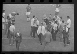 Fotografia "CAMPEONATO CARIOCA DE PROFISSIONAIS DE 1963 (1º TURNO) Jogos - Campeonato Carioca. Flamengo x Madureira (5 x 0) - Vasco x América (2 x 0) e Fluminense x Portuguesa (1 x 1). e Peter Kedzierski, homem voador dos EUA, (Vôo)" ([Local n/d] , 1963) [negativo]. / Fotógrafo(a): Equipe.  -- ITEM-0049.