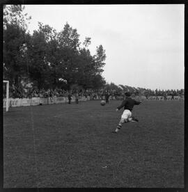 Fotografia "Futebol - São Cristóvão (jogo)" ([Local n/d] , [Data n/d]) [negativo]. / Fotógrafo(a): [Autoria n/d].  -- ITEM-0012.