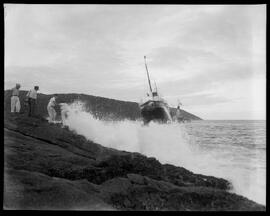 Fotografia "Encalhe do Navio 'Santos' em Cabo Frio, Reportagem Geral" ([Local n/d] , [Data n/d]) [negativo]. / Fotógrafo(a): Vieira Junior.  -- ITEM-0001.