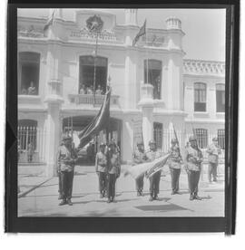 Fotografia "Visita do General Oswino ao C.P.O.R.; EXERCITO. CPOR- visita do comandante do 1º General Osvino Ferreira Alves" ([Local n/d] , 1962) [negativo]. / Fotógrafo(a): Luiz Santos.  -- ITEM-0009.