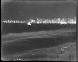 Fotografia "Promoção de Última Hora' - homenagem à Batalha do Riachuelo em Copacabana e Leme" ([Local n/d] , [Data n/d]) [negativo]. / Fotógrafo(a): Melo e A. Veneziano.  -- ITEM-0001.