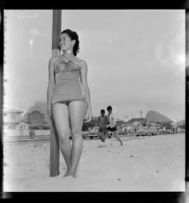 Fotografia "Rainha do Verão: praias de Ipanema e Leblon" ([Local n/d] , [Data n/d]) [negativo]. / Fotógrafo(a): José Casal.  -- ITEM-0001.