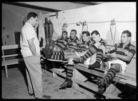 Fotografia "Futebol - Jogos diversos de domingo dia 30/12/1951" ([Local n/d] , 1951) [negativo]. / Fotógrafo(a): [Autoria n/d].  -- ITEM-0030.