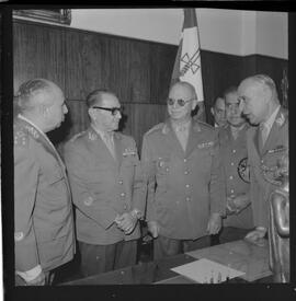 Fotografia "Transmissão Comando I Exército (Gal. Osvino Ferreira Alves, transmite o camando [comando] do 1º Exército ao seu sucessor o Gal. Benjamin Rodrigues Galhardo, com a presença do Min. Jair Dantas Ribeiro" ([Local n/d] , 1963) [negativo]. / Fotógrafo(a): Alvaro.  -- ITEM-0009.