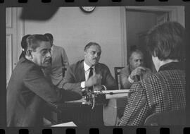 Fotografia "Assembléia Legislativa' Assembléia - Reunião secreta da bancada petebista - CPI etc com a presença do deputado Hercules Correia, com relação á sua prisão no Sindicato dos têxteis)" ([Local n/d] , 1963) [negativo]. / Fotógrafo(a): Paulo Reis.  -- ITEM-0002.