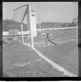 Fotografia "CAMPEONATO CARIOCA DE PROFISSIONAIS DE 1963 (1º TURNO) Jogos - Campeonato Carioca. Flamengo x Madureira (5 x 0) - Vasco x América (2 x 0) e Fluminense x Portuguesa (1 x 1). e Peter Kedzierski, homem voador dos EUA, (Vôo)" ([Local n/d] , 1963) [negativo]. / Fotógrafo(a): Equipe.  -- ITEM-0141.