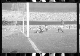 Fotografia "FUTEBOL = 'CAMPEONATO CARIOCA DE PROFISSIONAIS' Jogo Flamengo x Botafogo (3 x 1), America x Portuguesa (2 x 1), Madureira x Bangu (1 x 2), C. Grande x S. Cristovão (1 x 0) e C. Rio x Olaria (1 x 7), Reportagem de Esporte" ([Local n/d] , 1963) [negativo]. / Fotógrafo(a): Equipe.  -- ITEM-0077.