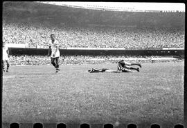 Fotografia "Futebol - R.J. (Campeonato Carioca - Jogo Botafogo x Fluminense), Seção: Esportes" ([Local n/d] , [Data n/d]) [negativo]. / Fotógrafo(a): Equipe.  -- ITEM-0103.