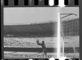 Fotografia "FLUMINENSE X BONSUCESSO; 'CAPEONATO [CAMPEONATO] CARIOCA DE FUTEBOL PROFISSIONAIS' Jogo no Maracanã - Fluminense x Bonsucesso (3x0), sendo que este jogo foi anulado devido a irregularidade havida), Reportagem de Esporte" ([Local n/d] , 1963) [negativo]. / Fotógrafo(a): Demócrito; Ribeiro.  -- ITEM-0057.