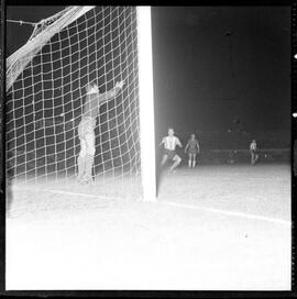 Fotografia "Futebol - Brasil x Paraguai" ([Local n/d] , [Data n/d]) [negativo]. / Fotógrafo(a): Equipe.  -- ITEM-0012.