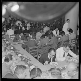 Fotografia "Banquete de 'Última Hora' em homenagem ao Vasco da Gama e Ademar Ferreira da Silva" ([Local n/d] , [Data n/d]) [negativo]. / Fotógrafo(a): Demócrito e Estrela.  -- ITEM-0027.