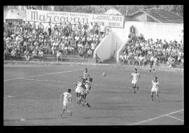 Fotografia "CAMPEONATO CARIOCA DE PROFISSIONAIS DE 1963' (1º TURNO) Jogo Botafogo x Campo Grande (2 x 0)" ([Local n/d] , 1963) [negativo]. / Fotógrafo(a): Demócrito; Ribeiro.  -- ITEM-0018.