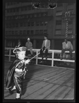 Fotografia "Carnaval de 1952 na Avenida Presidente" ([Local n/d] , 1952) [negativo]. / Fotógrafo(a): Equipe.  -- ITEM-0004.