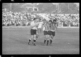 Fotografia "CAMPEONATO CARIOCA DE PROFISSIONAIS DE 1963' (1º TURNO) Jogo Botafogo x Campo Grande (2 x 0)" ([Local n/d] , 1963) [negativo]. / Fotógrafo(a): Demócrito; Ribeiro.  -- ITEM-0009.