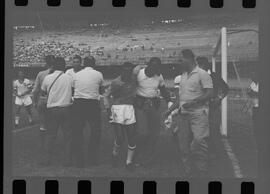 Fotografia "FLUMINENSE X BONSUCESSO; 'CAPEONATO [CAMPEONATO] CARIOCA DE FUTEBOL PROFISSIONAIS' Jogo no Maracanã - Fluminense x Bonsucesso (3x0), sendo que este jogo foi anulado devido a irregularidade havida), Reportagem de Esporte" ([Local n/d] , 1963) [negativo]. / Fotógrafo(a): Demócrito; Ribeiro.  -- ITEM-0006.