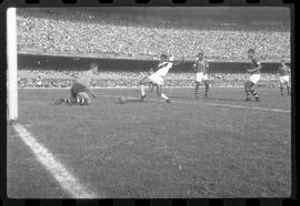 Fotografia "Jogos Campeonato Carioca; 'CAMPEONATO CARIOCA DE 1963' de PROFISSIONAIS (1º Turno) Jogos Vasco x Fluminense (3 x 1) Botafogo x Canto do Rio (3 x 0) America x Madureira (5 x 2) e Olaria x Portuguesa, Reportagem de Esporte" ([Local n/d] , 1963) [negativo]. / Fotógrafo(a): Equipe.  -- ITEM-0144.