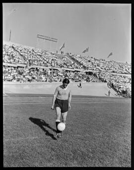 Fotografia "Futebol, treino do Selecionado Brasileiro no Chile" ([Local n/d] , [Data n/d]) [negativo]. / Fotógrafo(a): [Autoria n/d].  -- ITEM-0010.