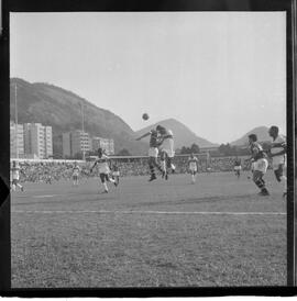 Fotografia "CAMPEONATO CARIOCA DE PROFISSIONAIS DE 1963 (1º TURNO) Jogos - Campeonato Carioca. Flamengo x Madureira (5 x 0) - Vasco x América (2 x 0) e Fluminense x Portuguesa (1 x 1). e Peter Kedzierski, homem voador dos EUA, (Vôo)" ([Local n/d] , 1963) [negativo]. / Fotógrafo(a): Equipe.  -- ITEM-0137.