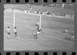 Fotografia "CAPEONATO [CAMPEONATO] CARIOCA DE 1963' (PROFISSIONAIS) (1º Turno) Jogo Famengo [Flamengo] x Campo Grande (5 x 0); Jogo Flamengo e Campo Grande, Reportagem de Esporte" ([Local n/d] , 1963) [negativo]. / Fotógrafo(a): Ribeiro; Demócrito.  -- ITEM-0092.