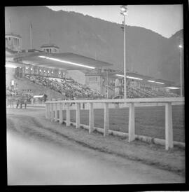 Fotografia "Turf. Hipódromo da Gávea; 'TURFE' Reportagem e Turf, no Hipódromo da Gávea (Carreiras e Daniel Fontoura, repórter de turfe de UH com turfistas), Reportagem de Wilson Nascimento" ([Local n/d] , 1963) [negativo]. / Fotógrafo(a): Diniz.  -- ITEM-0008.