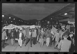 Fotografia "Conflitos' Conflitos - Passeatas - Polícia militar agride povo na Leopoldina - á favor das reformas de bases" ([Local n/d] , 1963) [negativo]. / Fotógrafo(a): Paulo; Venê; André; Alvaro; Pinto.  -- ITEM-0076.