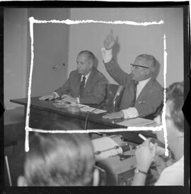 Fotografia "BSB; Brasília - Assembléia - Jango c/ deputados do Psd - Comissão de Inquérito - IBAD Leonel Brizola" ([Local n/d] , 1963) [negativo]. / Fotógrafo(a): Neville.  -- ITEM-0007.