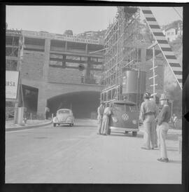 Fotografia "TÚNEL - CATUMBI = LARANJEIRAS' Reportagem no Túnel Catumbi Laranjeiras, Reportagem de Carlos Areias" ([Local n/d] , 1963) [negativo]. / Fotógrafo(a): Ferreira.  -- ITEM-0001.